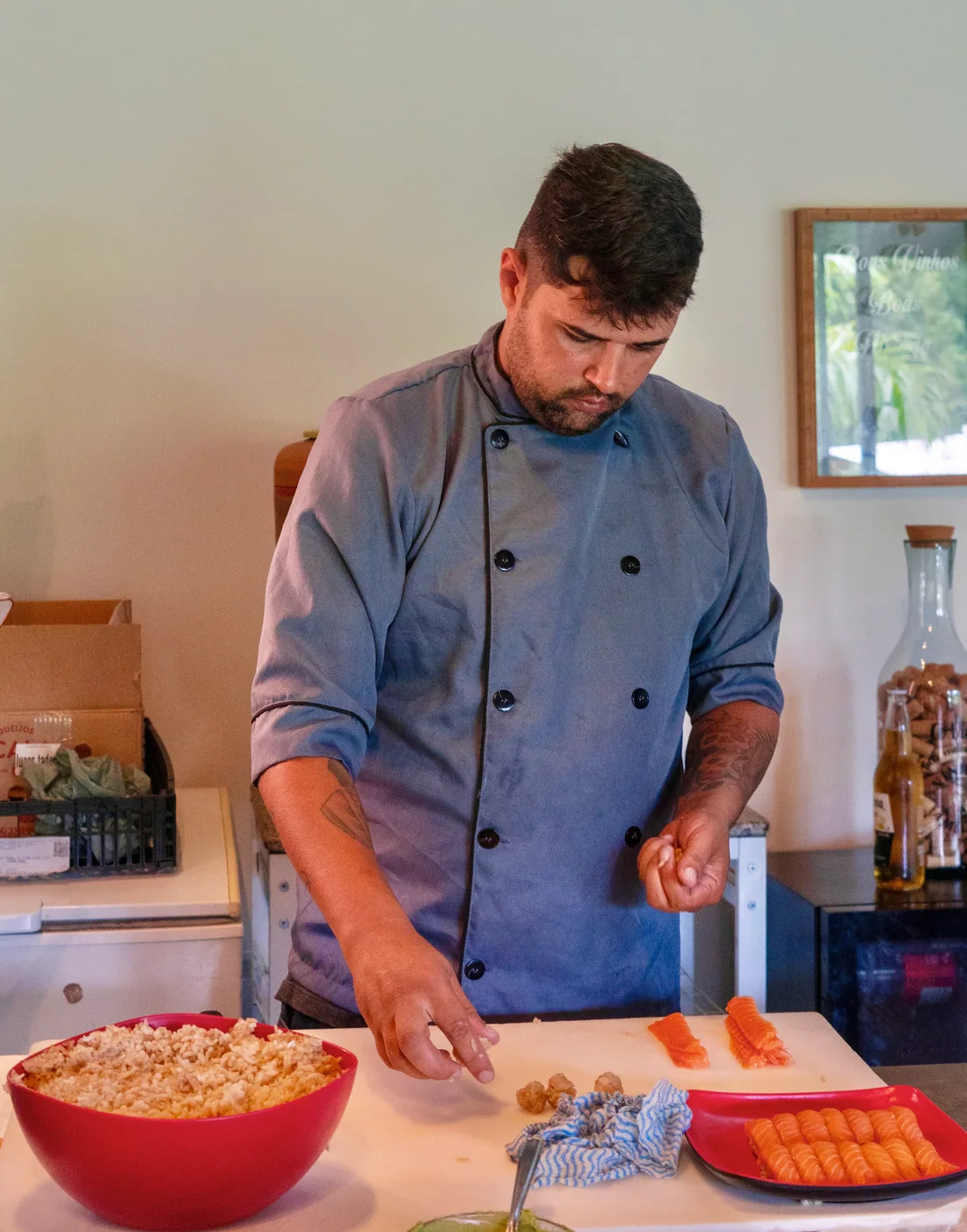 Chef Lucas Machado preparando niguiris na bancada