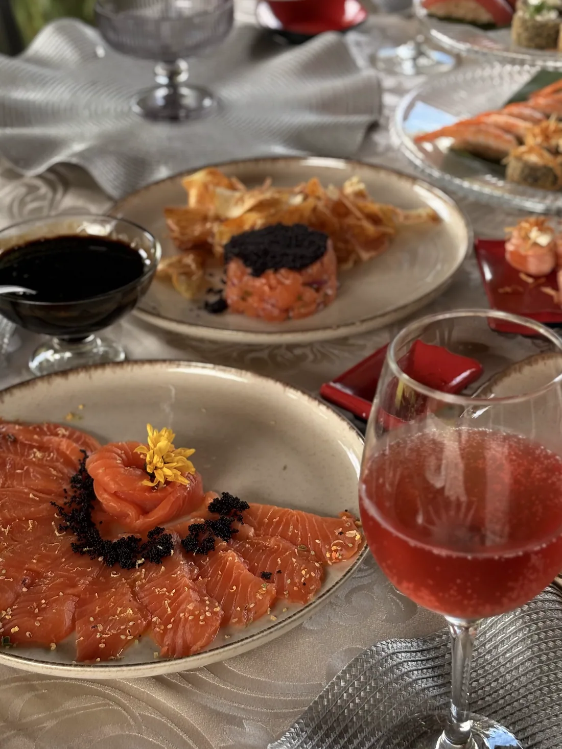 Carpaccio de salmão com ovas negras e flor comestível